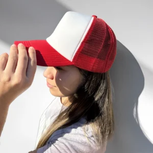 Gorra personalizada para empresas con logo color rojo y blanco