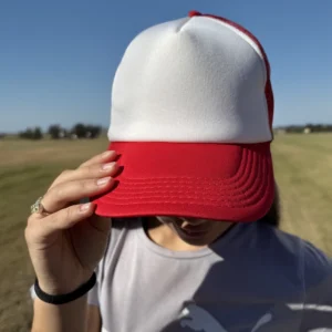 Gorra personalizada para empresas con logo color rojo y blanco