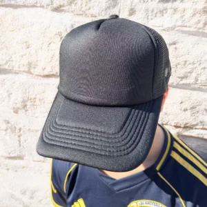 Gorra personalizada para empresas con logo color negrp